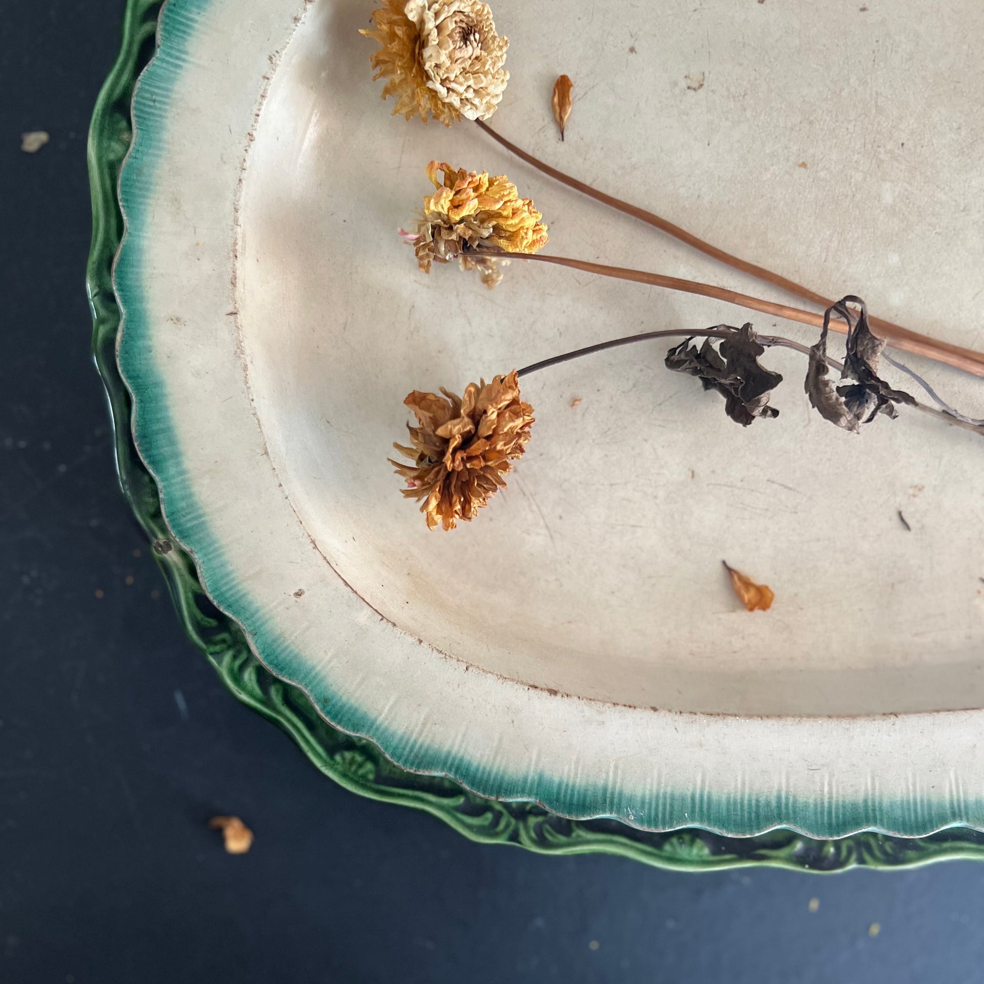 Green Feather Edge Platter with Scalloped Shell Rim, c.1800s