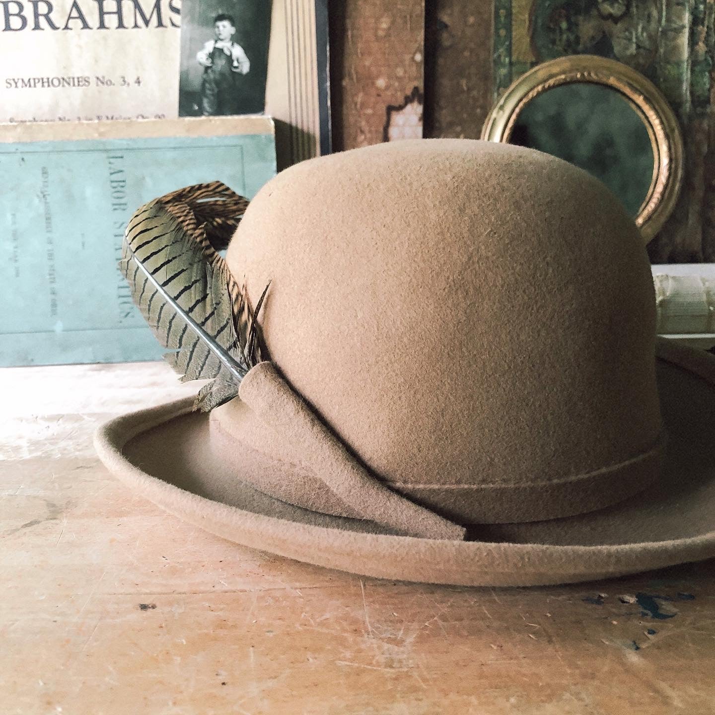 Tan Wool Bowler Hat with Feathers – Rush Creek Vintage