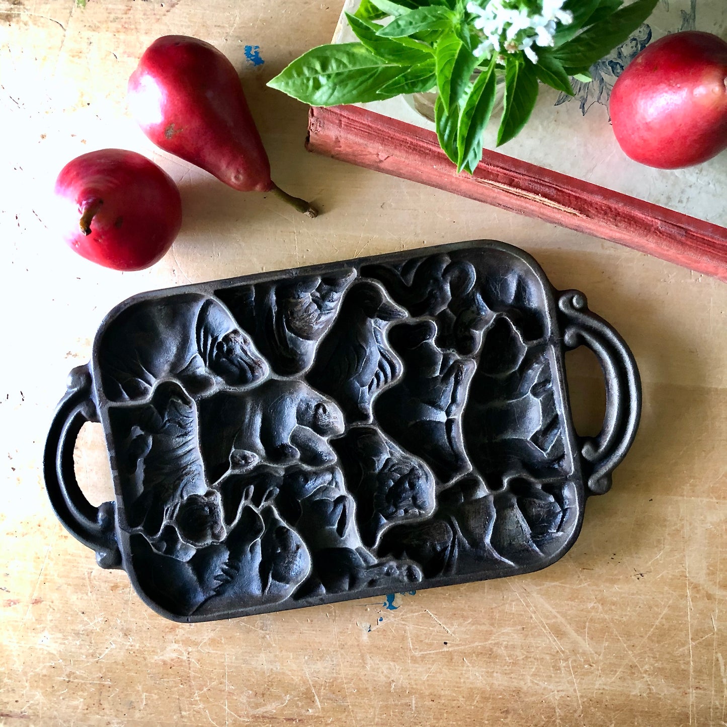 Vintage Cast Iron Animal Mold Baking Pan (c.1984)