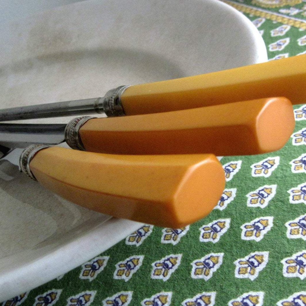 vintage steak knives set with early plastic (butterscotch bakelite